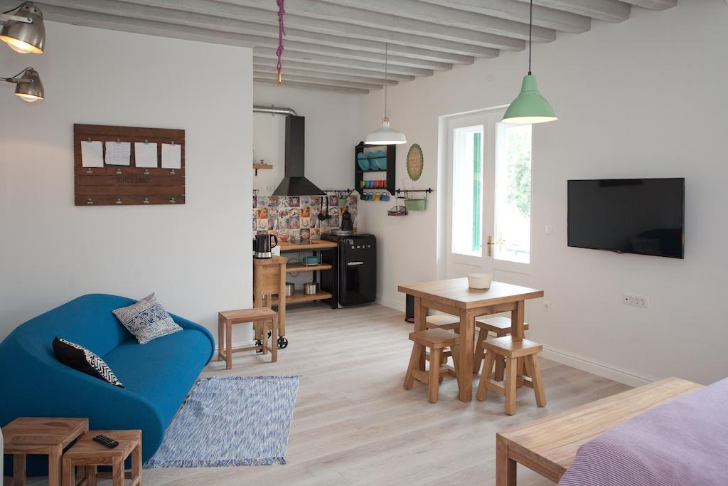 Apartments Central Chic And Cozy Split Room photo